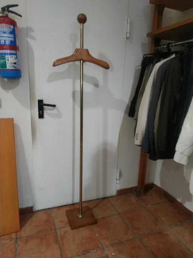 Perchero de pie madera y latón