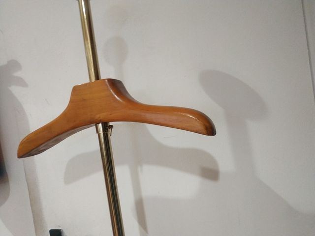 Perchero de pie madera y latón