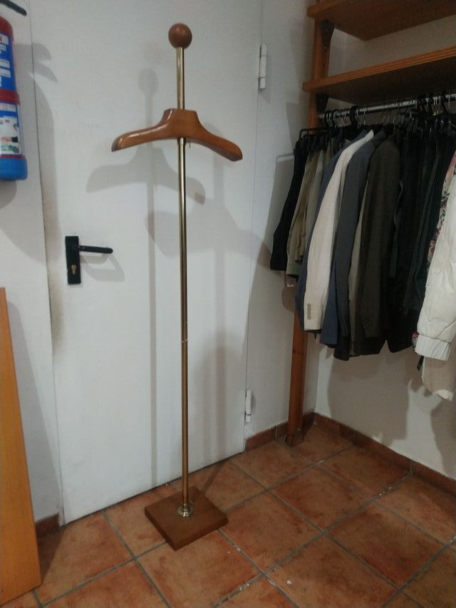 Perchero de pie madera y latón