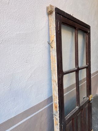 Puerta antigua madera con cristales