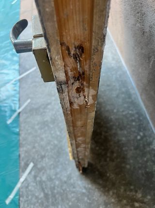 Puerta antigua madera con cristales