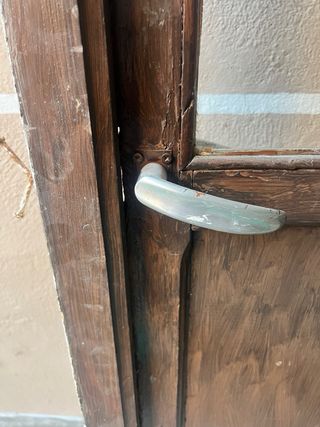 Puerta antigua madera con cristales