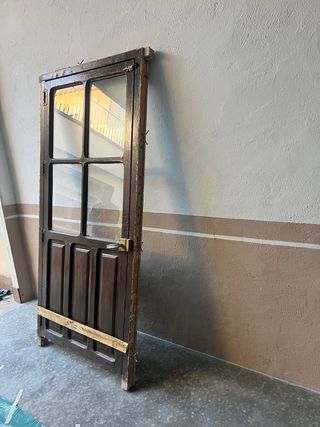 Puerta antigua madera con cristales