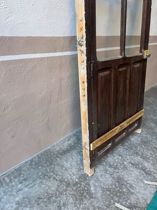 Puerta antigua madera con cristales