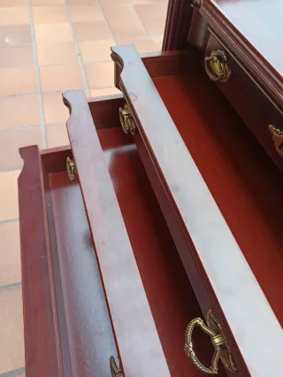 Mueble de madera con cajones y balda