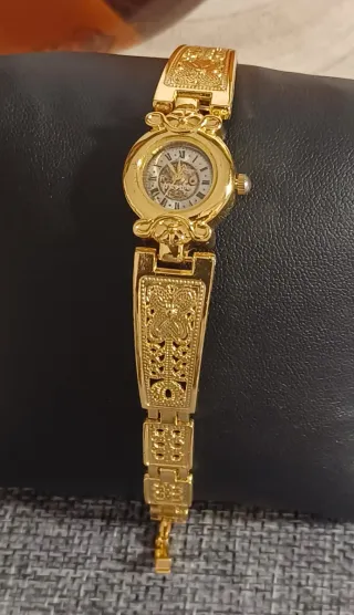 Reloj de pulsera dorado para mujer