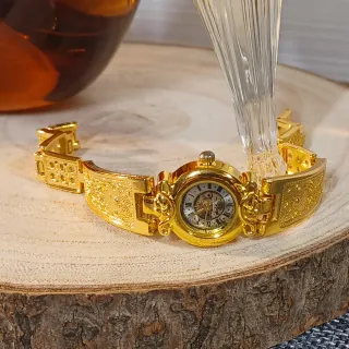 Reloj de pulsera dorado para mujer
