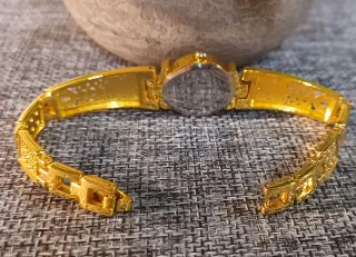 Reloj de pulsera dorado para mujer