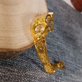 Reloj de pulsera dorado para mujer