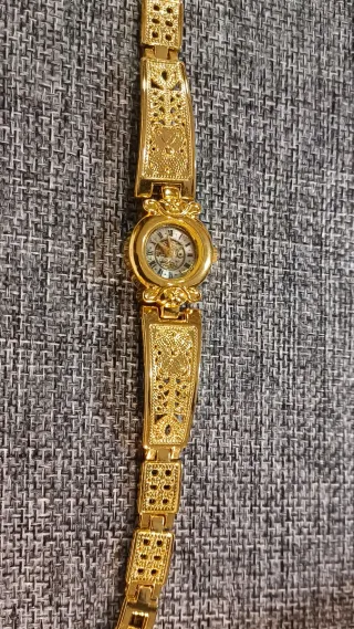 Reloj de pulsera dorado para mujer