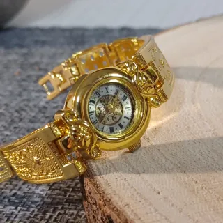 Reloj de pulsera dorado para mujer