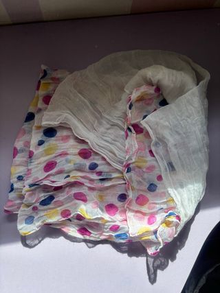 Fular topos blanco y multicolor