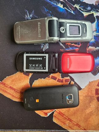 Confezione da 2 vecchi telefoni Samsung e Nokia inutilizzati