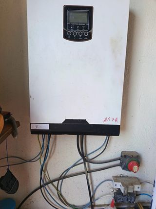 6 Placas Solares, 4 Baterías, 2 Inversores