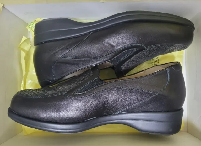 ZAPATO NEGRO Y PITÓN TEROL.