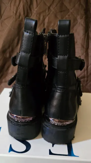 Botines Guess Negros con Hebillas y Tachuelas