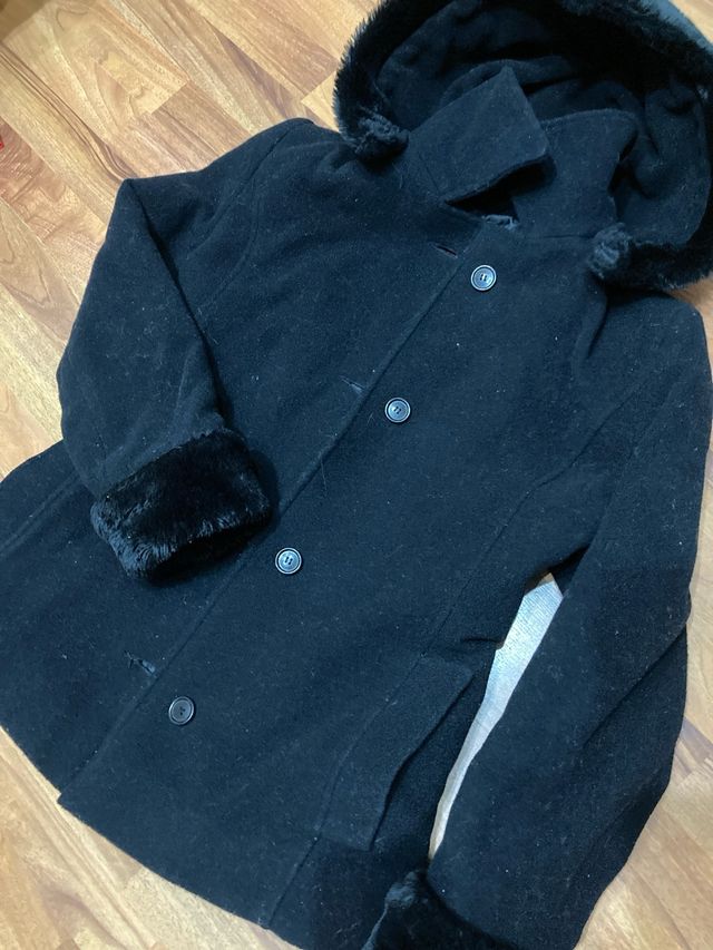 Abrigo negro con capucha y pelo