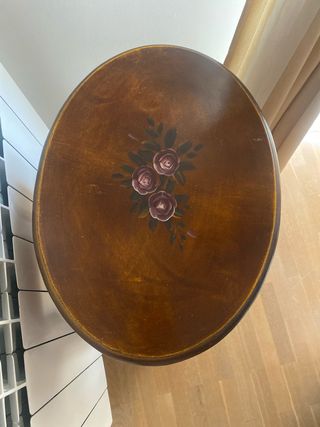 Mesa auxiliar de madera con flores