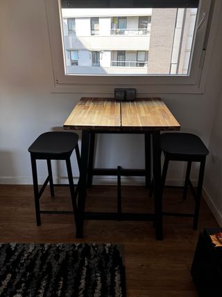 Mesa alta con 2 taburetes