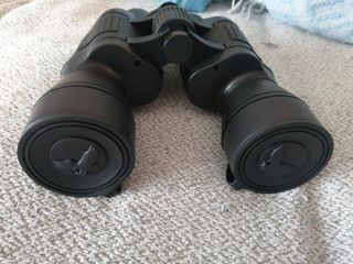 Prismáticos con lentes naranjas