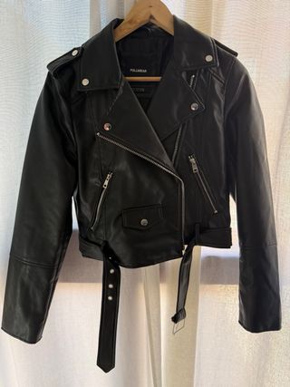 Chaqueta cuero Pull&Bear negra mujer