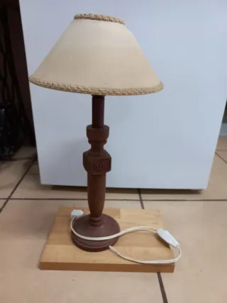 Lámpara de mesa madera y tela beige