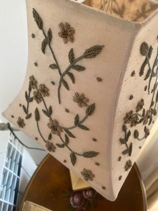 Lámpara y portarretrato beige de regalo