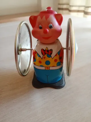 Juguete payaso antiguo con ruedas