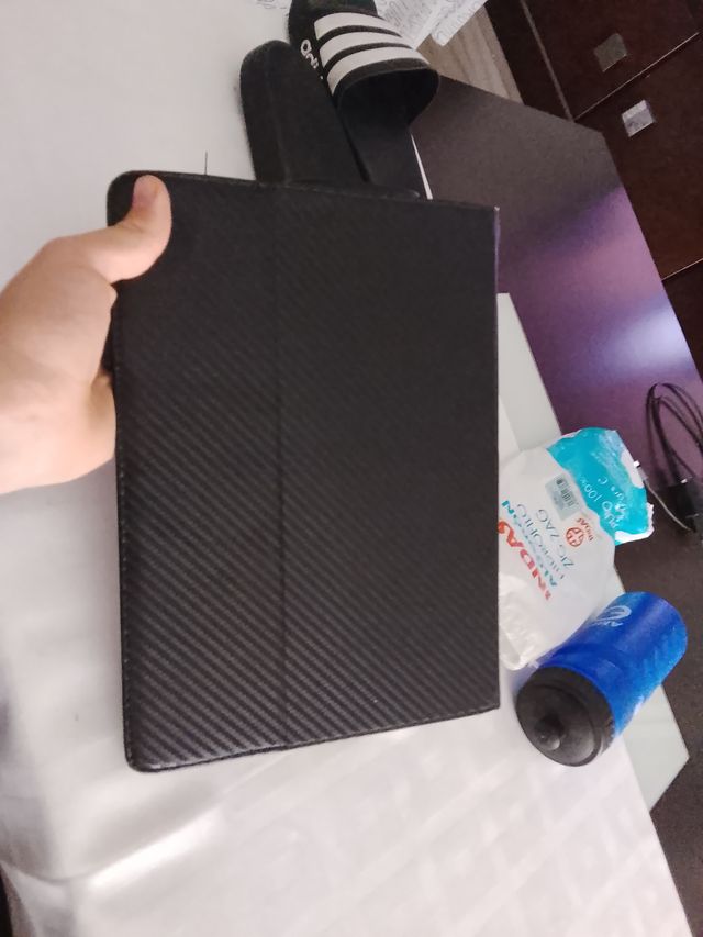 Tablet Negra con Funda Marrón