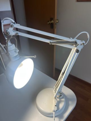 Lámpara de escritorio blanca ajustable
