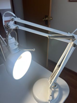 Lámpara de escritorio blanca ajustable