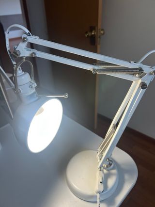 Lámpara de escritorio blanca ajustable