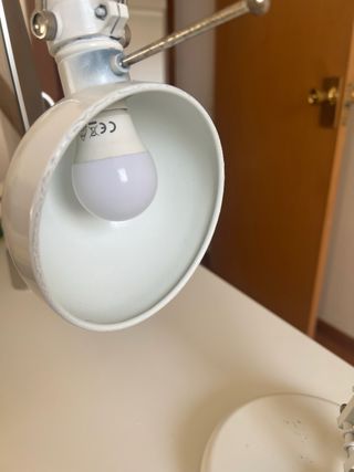 Lámpara de escritorio blanca ajustable