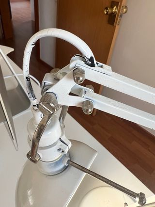 Lámpara de escritorio blanca ajustable