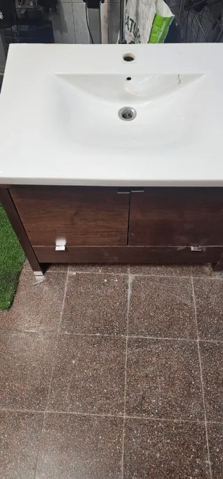 Lavabo de porcelana con mueble de madera