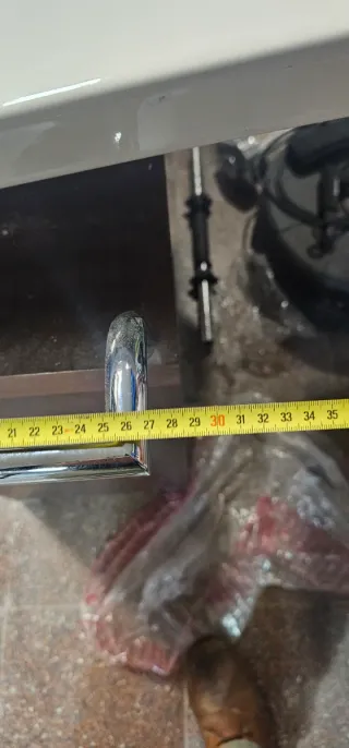 Lavabo de porcelana con mueble de madera