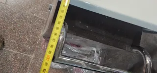 Lavabo de porcelana con mueble de madera