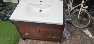 Lavabo de porcelana con mueble de madera