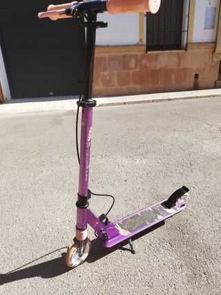 Patinete morado Decathlon