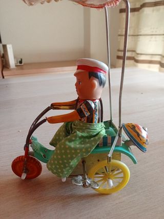 Juguete antiguo triciclo con figura
