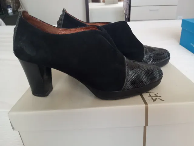 Zapato tacón alto ante y piel serpiente