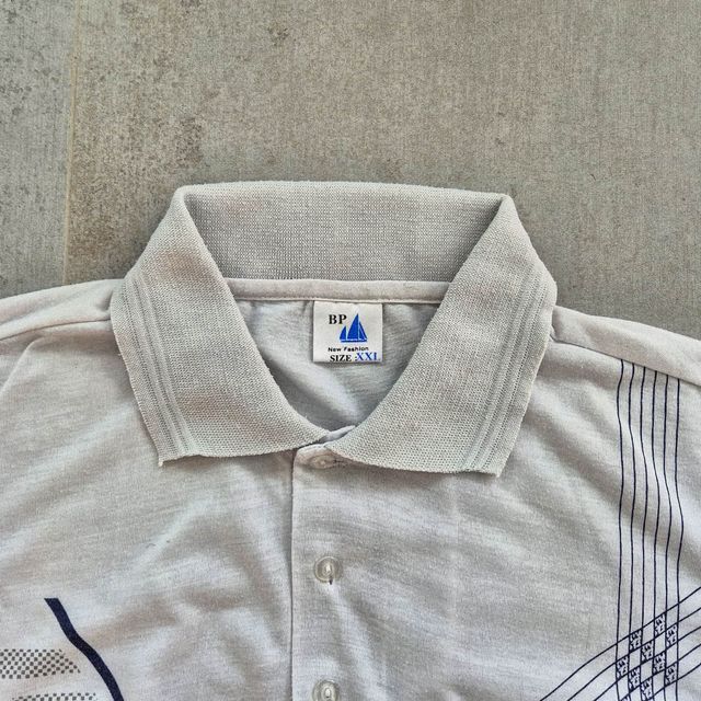 Polo “Australia” blanco con bolsillo y bordados