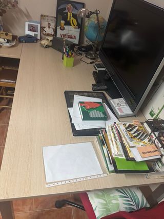 Mesa de oficina con 2 cajoneras y armario