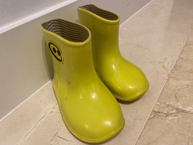 Botas de agua amarillas para niños