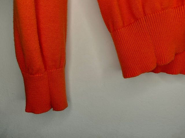 Jersey fino cuello pico naranja HM