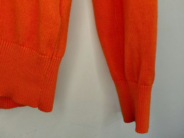 Jersey fino cuello pico naranja HM