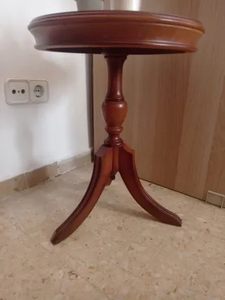 Mesa auxiliar redonda de madera.
