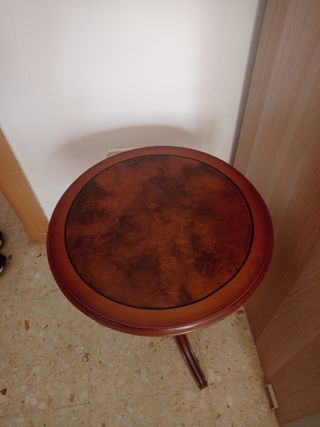 Mesa auxiliar redonda de madera.