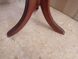 Mesa auxiliar redonda de madera.
