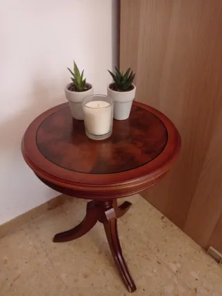 Mesa auxiliar redonda de madera.
